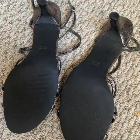 Size 8 heels - Picture 4 of 4